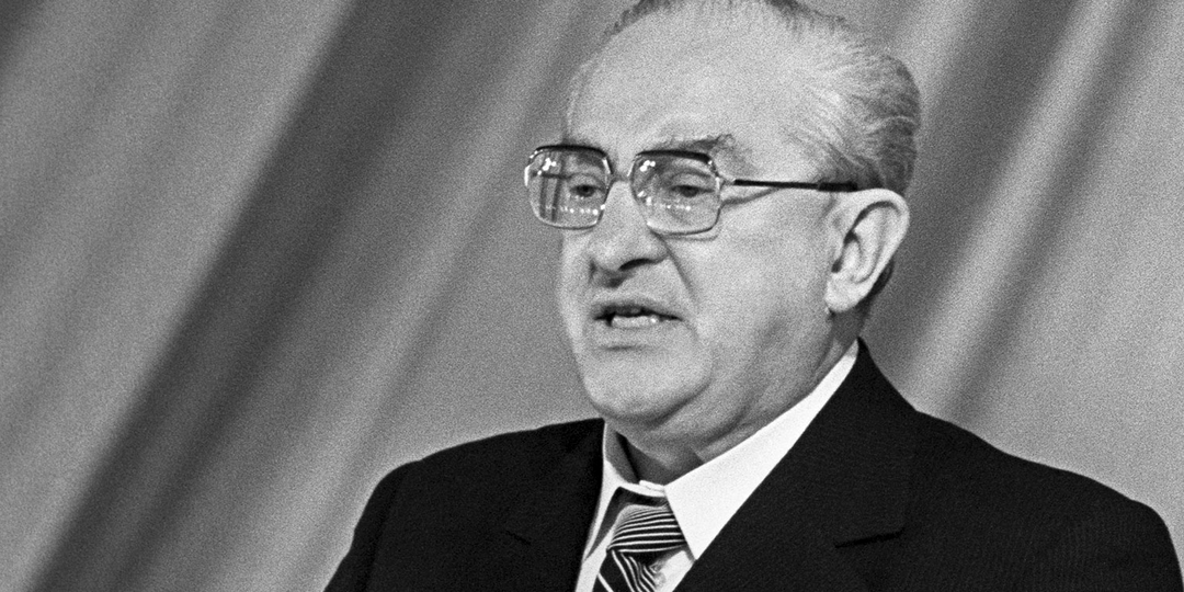 Андропов 9 лет следил за Солженицыным: как глава КГБ добился высылки писателя в 1974 году