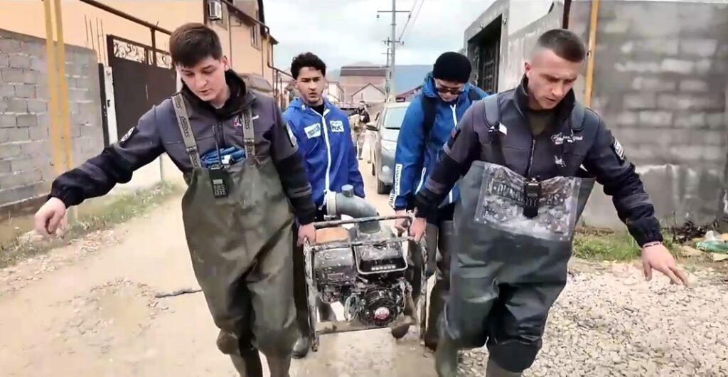 Молодежные активисты из ДНР помогают в Дагестане /Фото: скриншот видео канал МАХ Дениса Пушилина