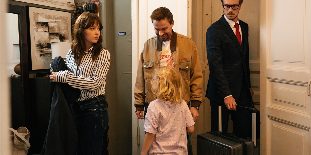 Комментируй это (2026 г.) простоватая, зато душевная комедия семейных разборов в присутствие импозантного глашатая всех потайных…