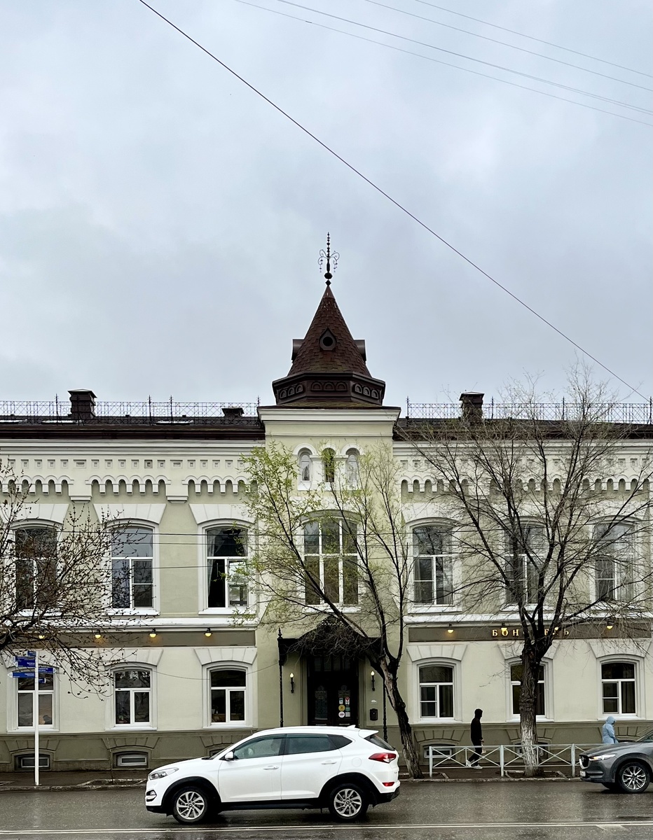 Главный вход в BonHotel