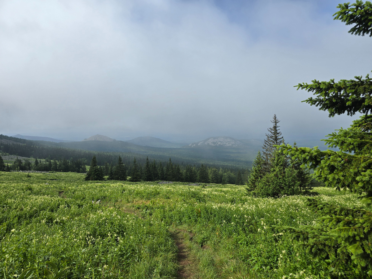 Но ветер разгоняет тучи и открывает великолепные горные гряды