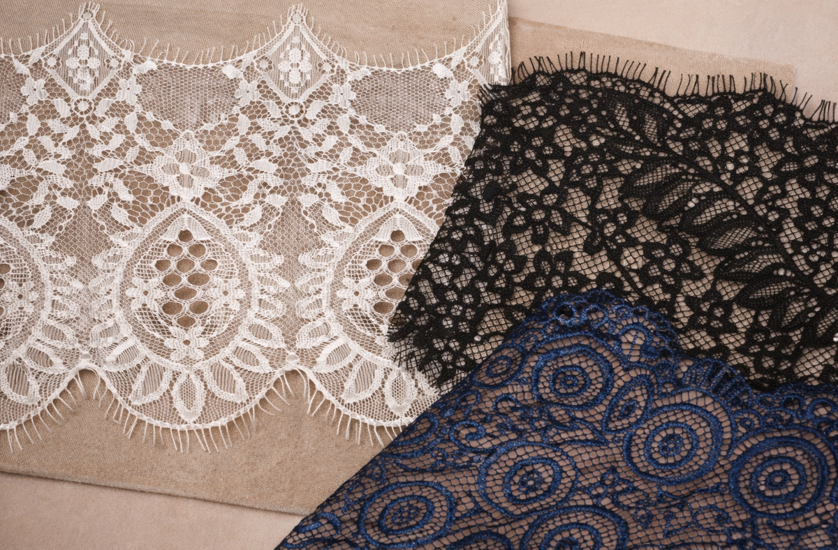 Если хотите аккуратную баску, ориентируйтесь на ширину 18–30 см — это самый удобный вариант, который легко вписывается в повседневные образы