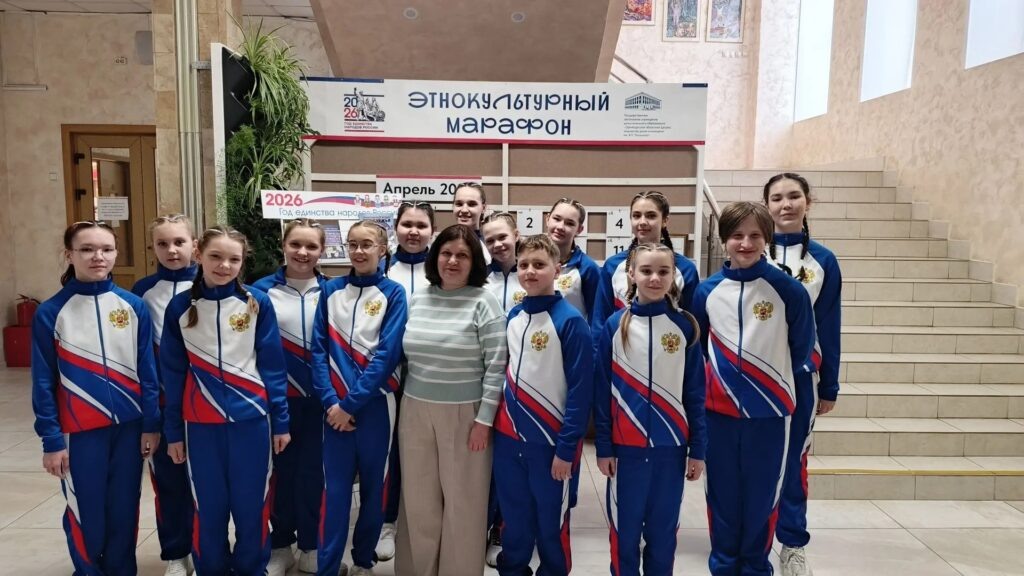     Коллектив театра игры «Карусель» с руководителем Натальей Анисимовой. Фото: Наталья Анисимова.