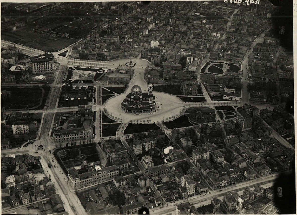 София, 1939 год. Пока в Европе рвутся снаряды, здесь пьют кофе и читают тревожные газеты