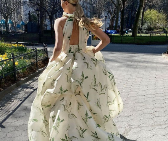 В поиске ответов вы встретите примеры на молоденьких моделях с кукольными чертами. В контексте этой статьи такие образы служат либо иллюстрацией того, как не надо (чрезмерная инфантильность, «костюмность» без оглядки на возраст и рост), либо требуют серьезной адаптации. Принимайте их в контексте — за ними чаще всего стоит задача научить вас динамике стиля и рекомендаций. Мы же говорим о взрослой, осознанной романтике, где каждый элемент подчиняется именно вам.