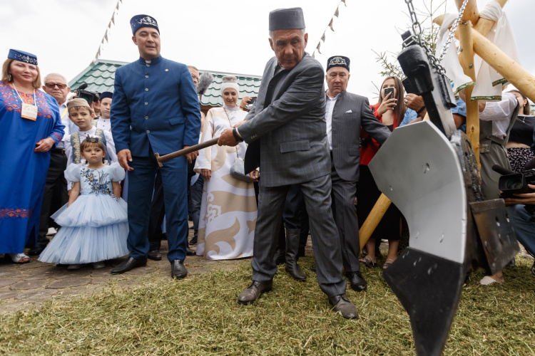    «Уровни» Сабантуя уступили место «типам». I тип — с участием раиса Татарстана, II — в субъектах РФ, III — в странах ближнего и дальнего зарубежья, IV — Сабантуй в Казани.   
Фото: «БИЗНЕС Online»