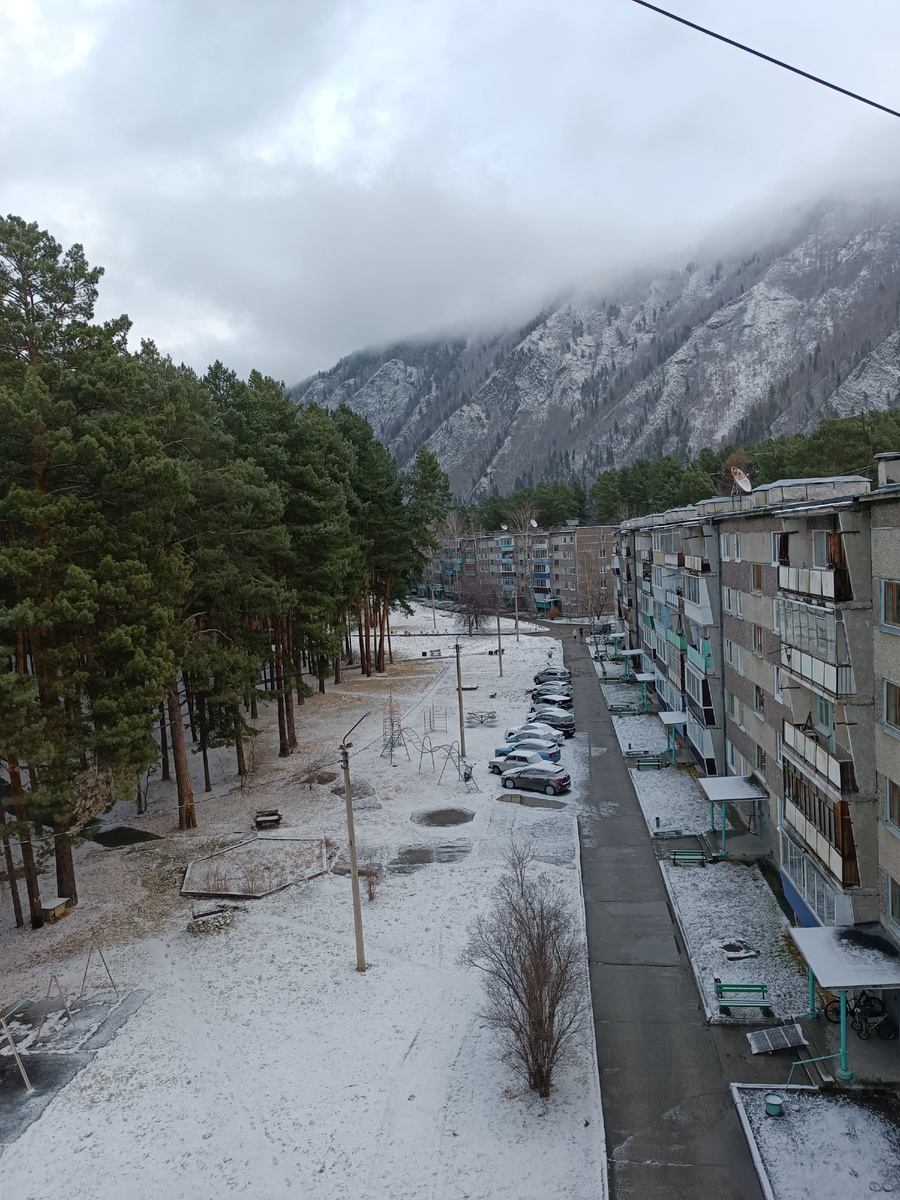 Вид с 5 этажа. Фото автора.