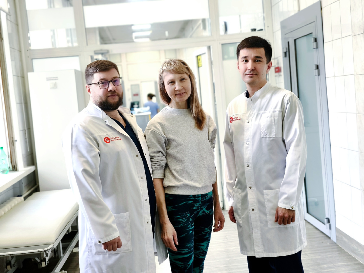 Светлана волновалась перед сложной операцией, но представляла море — и ей помогло унять беспокойство. Хирургическое вмешательство прошло успешно, опухоль тотально удалена. На фото пациентка — с нейрохирургами Иваном Копыловым (слева) и Жораханом Назаровым