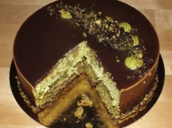 Торт Дубайский из готовых коржей. Вкусный десерт без выпечки