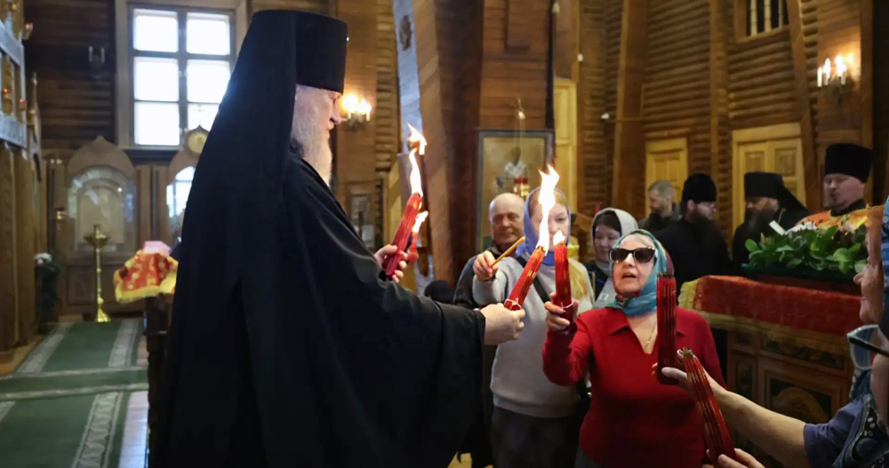 Частицу Благодатного огня доставили на Чукотку