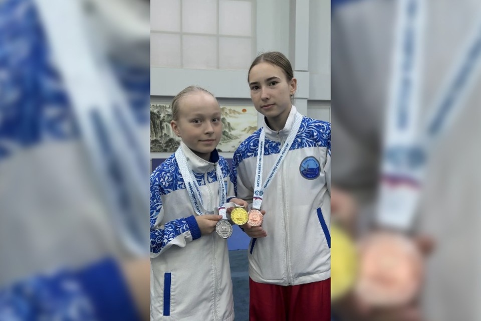    Анетта Крапусто (на фото слева) завоевала золото в дисциплине «длинное оружие» и серебро в дисциплине «кулак богомола». Фото из личного архива героев публикации.