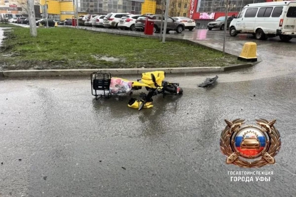    В Уфе водитель иномарки сбил курьера на электровелосипеде