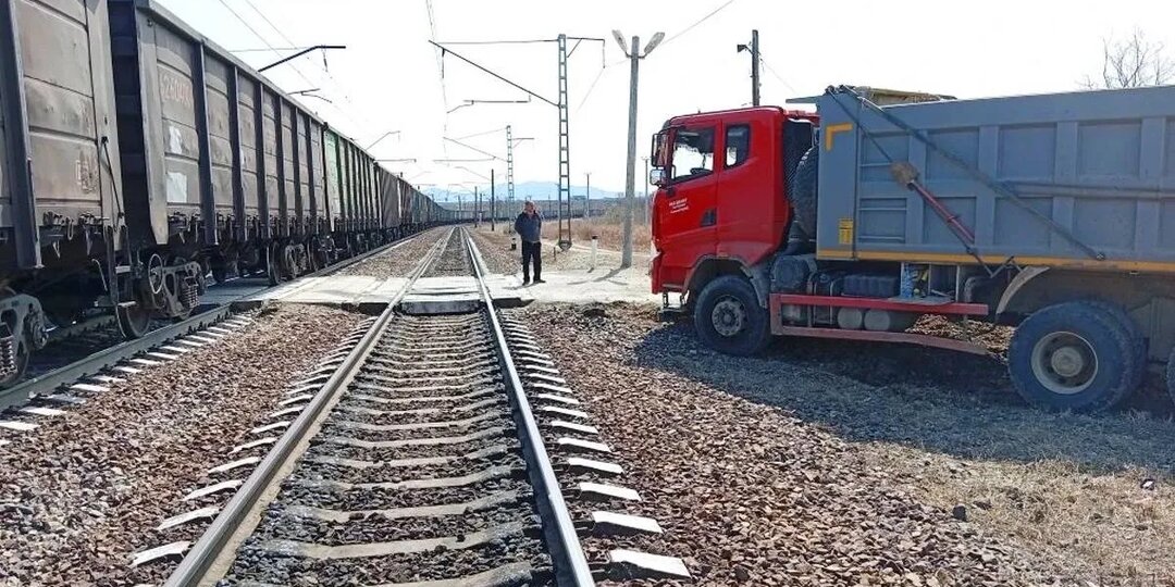 В Приморье грузовик выехал на железнодорожный переезд и врезался в поезд