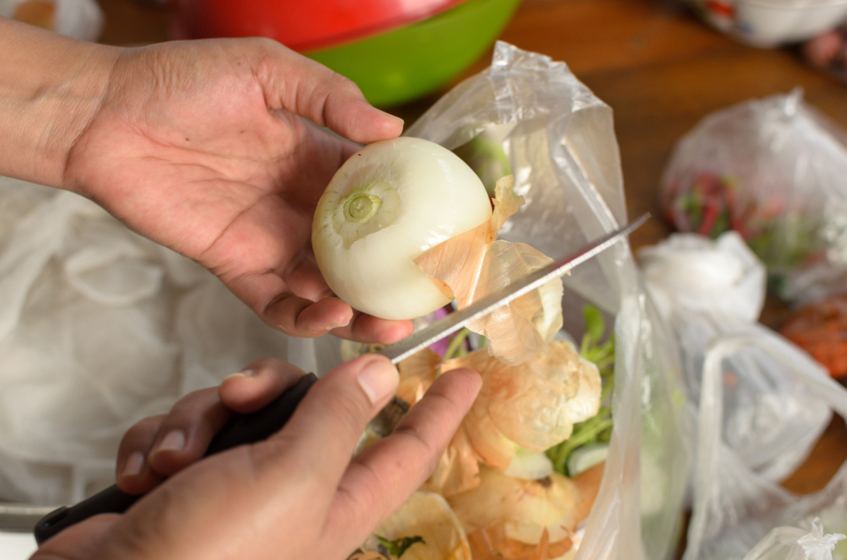    Вы все еще выбрасываете луковую шелуху?