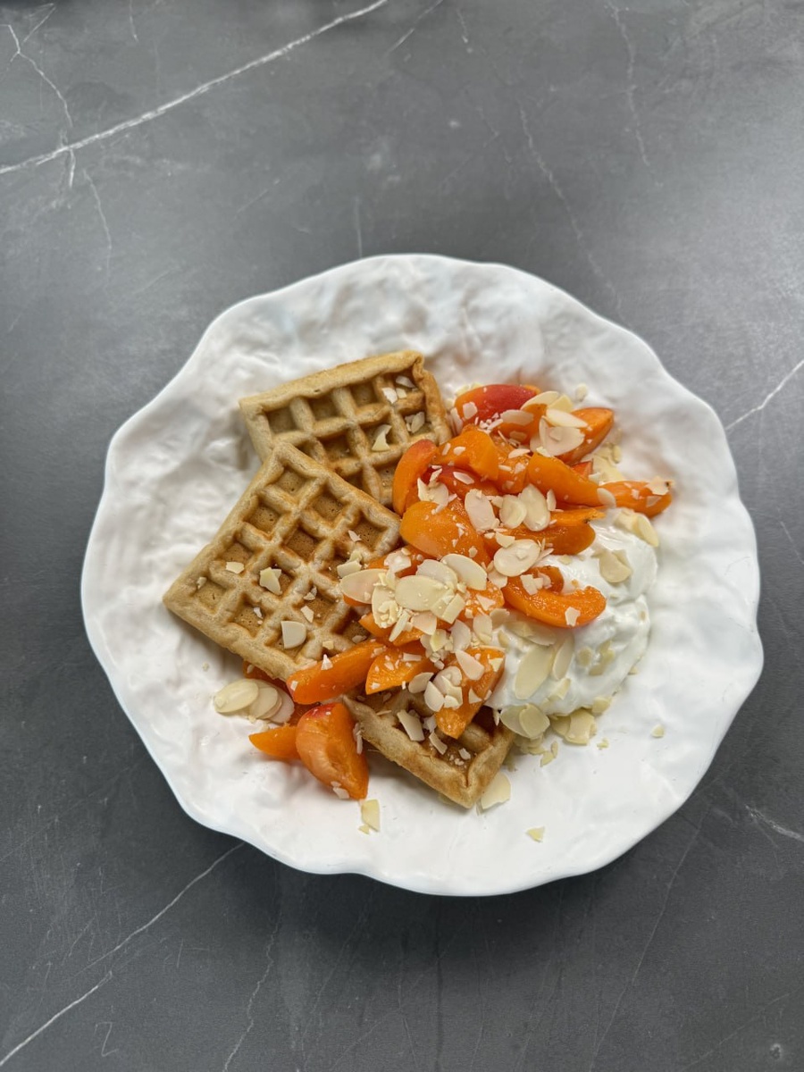 Завтрак: Овсяные вафли с домашним йогуртом и абрикосами