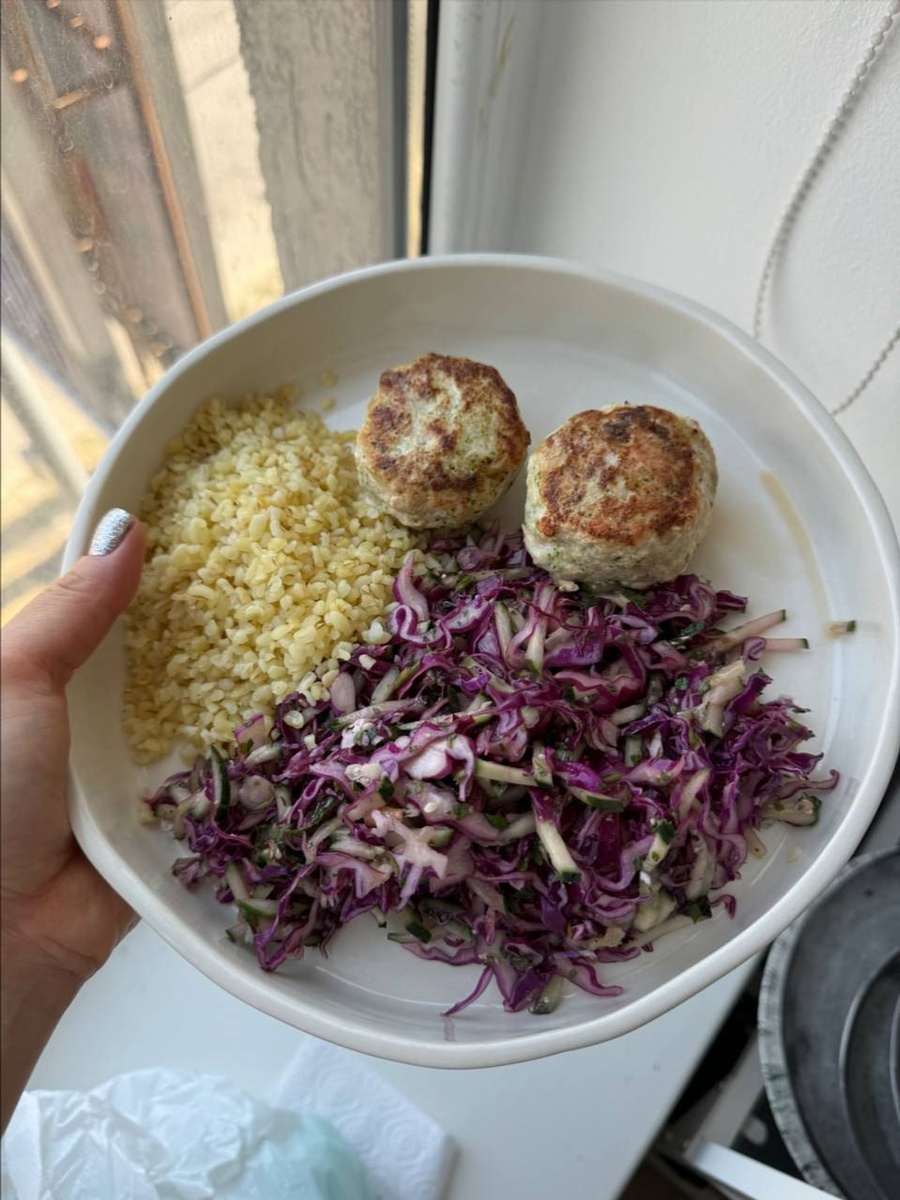 Обед: Котлеты из индейки с брокколи, булгур, коул-слоу