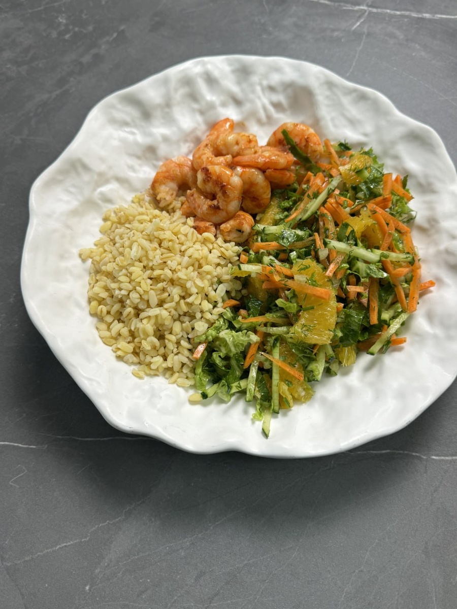 Ужин: Креветки, булгур и салат из свежих овощей с апельсином