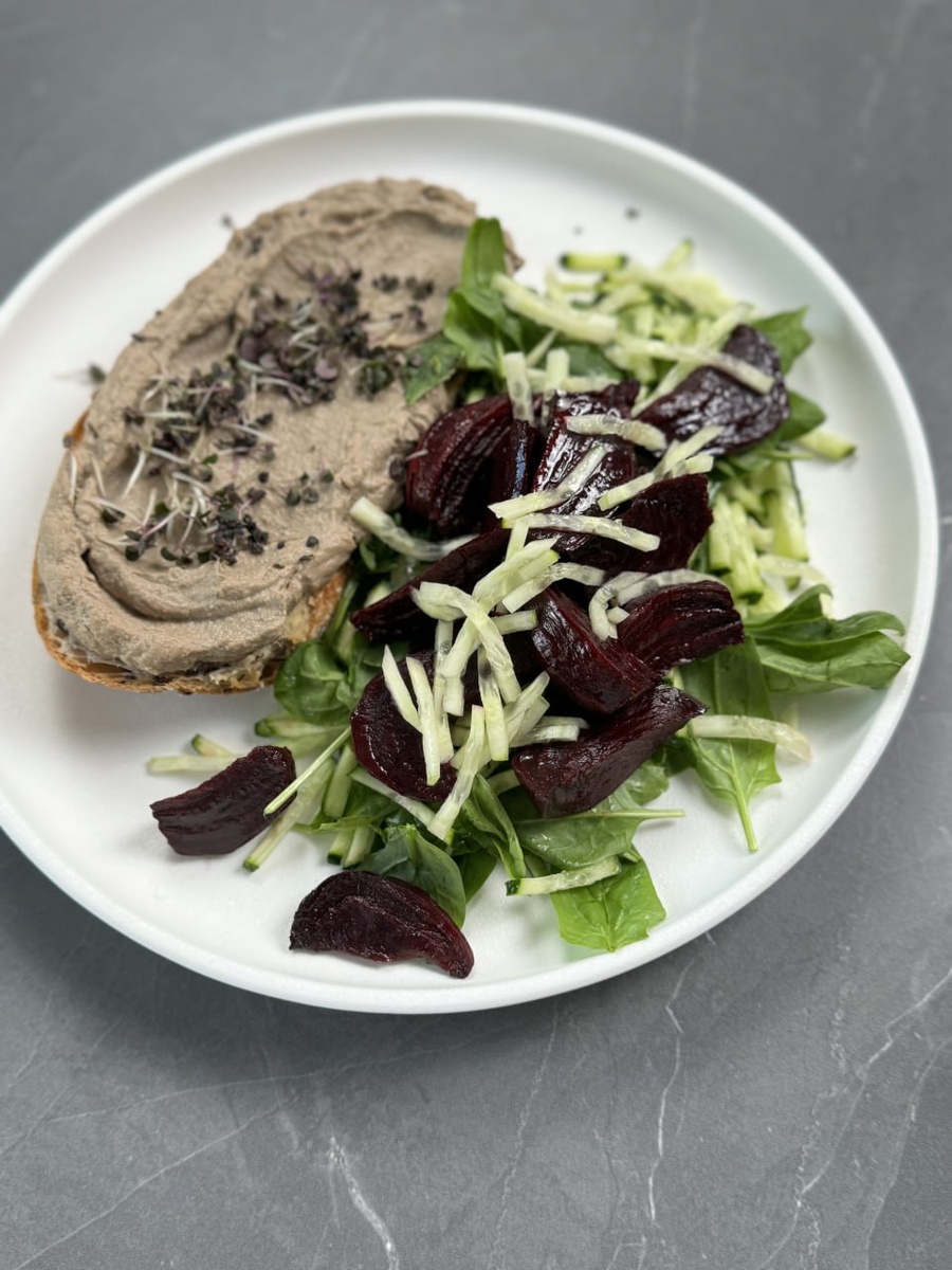 Завтрак: домашний паштет, запеченная свекла из заготовок, подсушенный хлеб и зелень