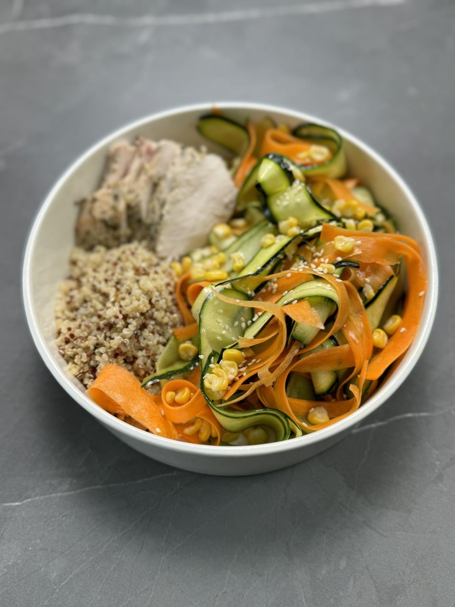 Обед: Куриное филе су-вид сочнейшее, микс круп и свежий салат