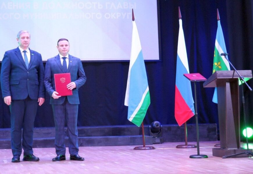 Председатель ачитской думы А. Торопов и Д. Софронов. Фото: Ассоциация «Совет муниципальных образований Свердловской области»