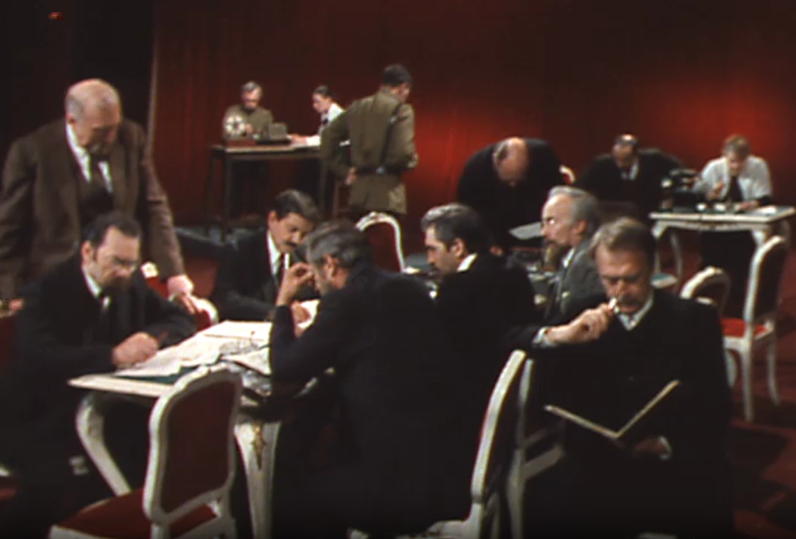 Кадр из телеверсии спектакля "Большевики" (1987)