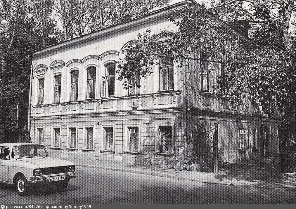 Фото из открытых источников. 1-й Неопалимовский переулок, 4. Дом редакции журнала "Наше наследие" 1988.