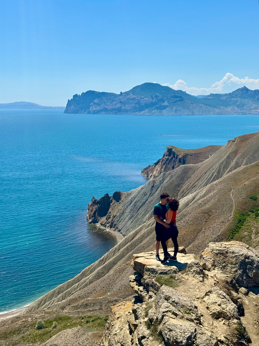 Этот каменный выступ - одно из основных и популярных мест для незабываемых фото. 