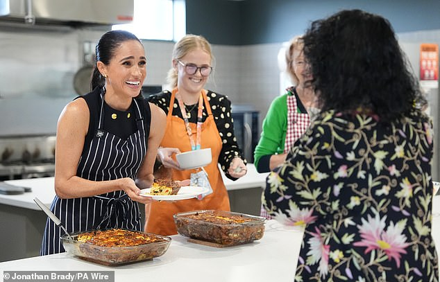Меган Маркл в приюте для бездомных женщин МакОли в Мельбурне 14 апреля 2026 года.