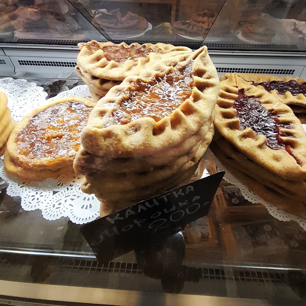 Калитки с морошкой мы попробовали в Сортавале, было вкусно. Фото автора.