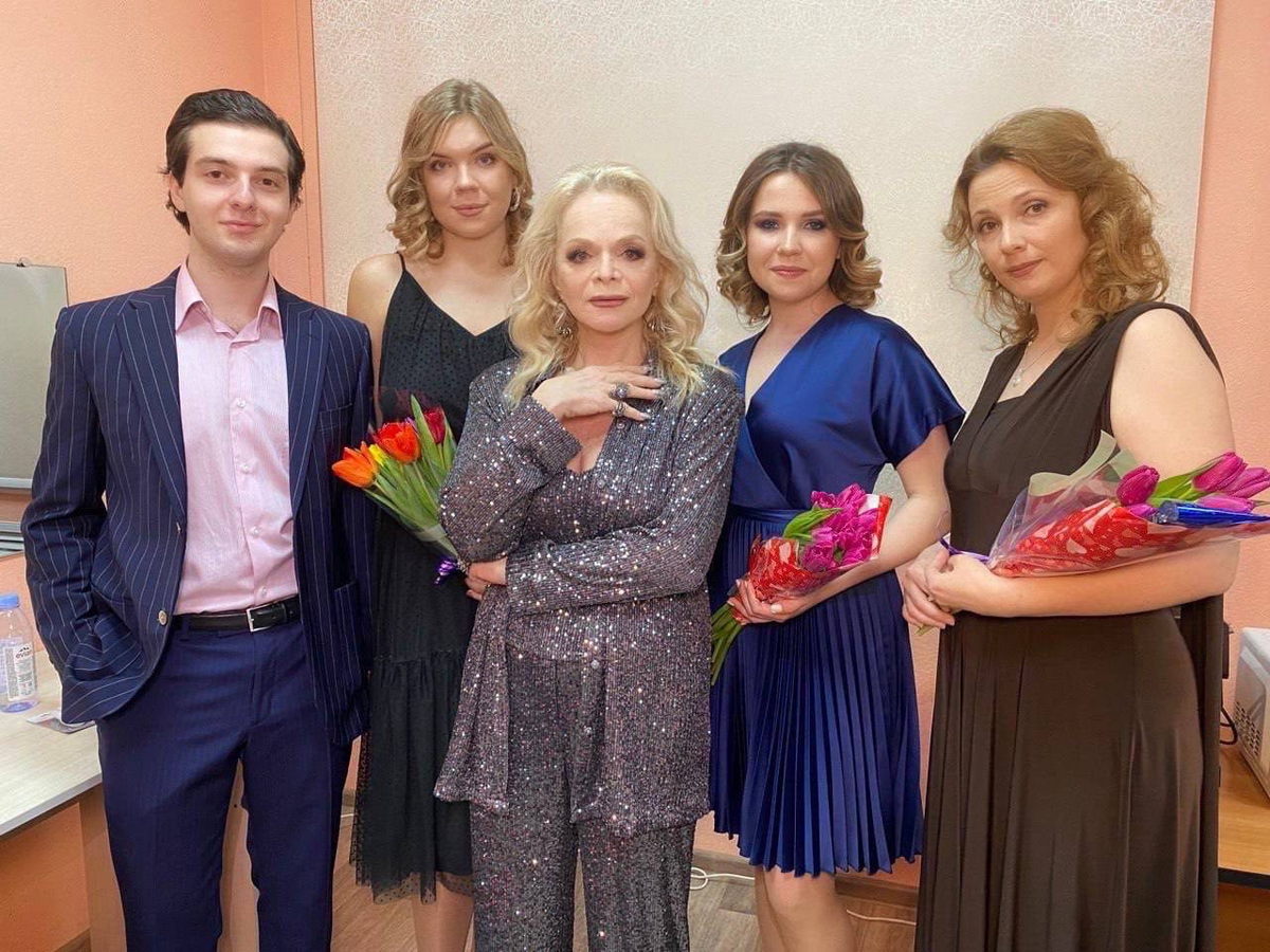 Вот тут Долина с учениками своей школы. Мда... И они, кажется, не рады, и на лице учительницы маска высокомерия