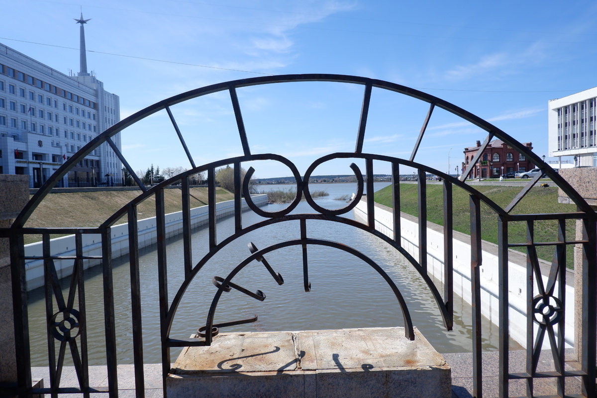 Раньше на кованом заборе висели замочки влюбленных