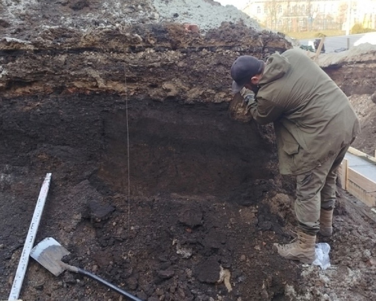     Археологи КГУ нашли в центре Курска культурный слой XVII века