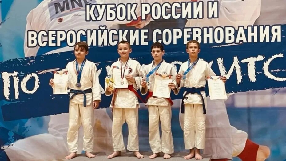    Автор фото: Рамонский центр физической культуры и спорта. Роман на фото крайний справа