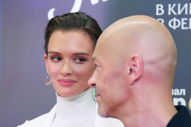 «Слишком много совпадений?»: Почему Паулина Андреева уехала в Лондон к 51-летнему композитору, который писал музыку для фильма Бондарчука