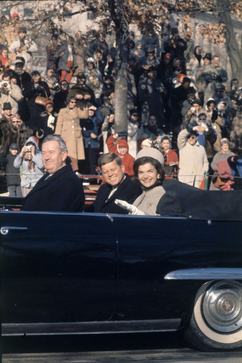 Джон Кеннеди с супругой Жаклин направляются на церемонию инаугурации. Январь 1961 г.