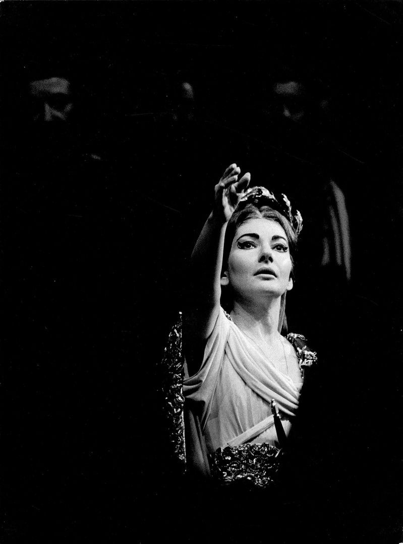 Источник: https://www.mutualart.com/Artwork/Maria-Callas-in-Vincenzo-Bellini-s-opera/0649095564546A6C