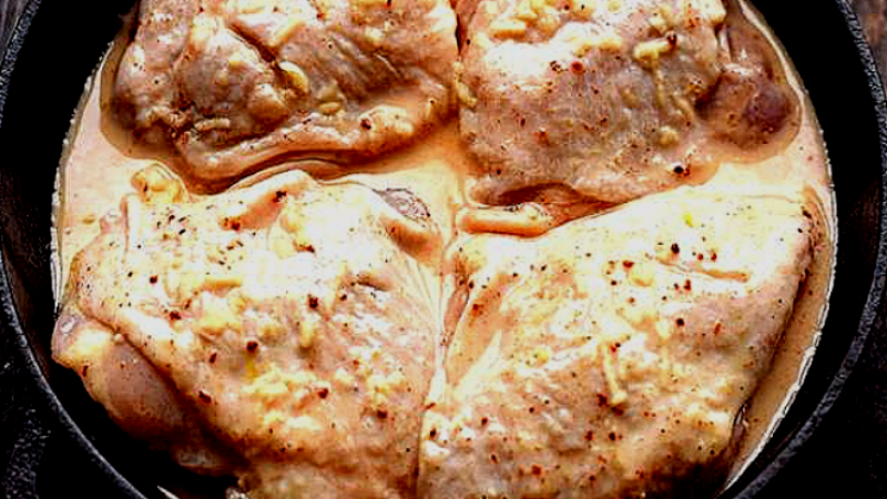 Кладём бёдрышки в сковороду