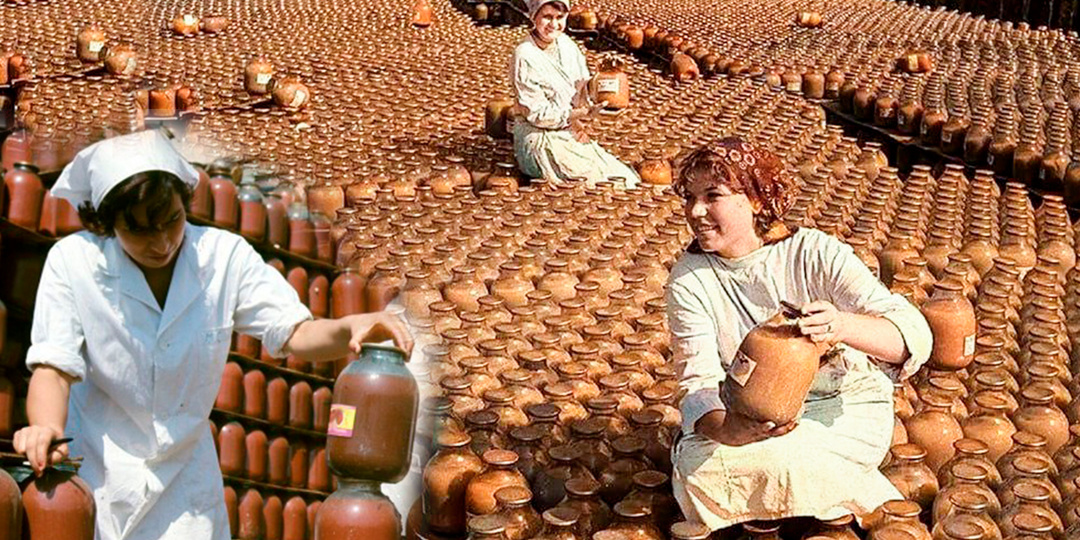 Соки в трёхлитровых банках из СССР. Самые лучшие и полезные. Это потому, что красивые девушки баночки с любовью расставляли