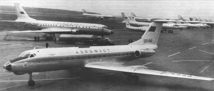 Один из первых серийных Ту-134 выруливает на взлет. Шереметьево, вторая половина 1960-х гг.