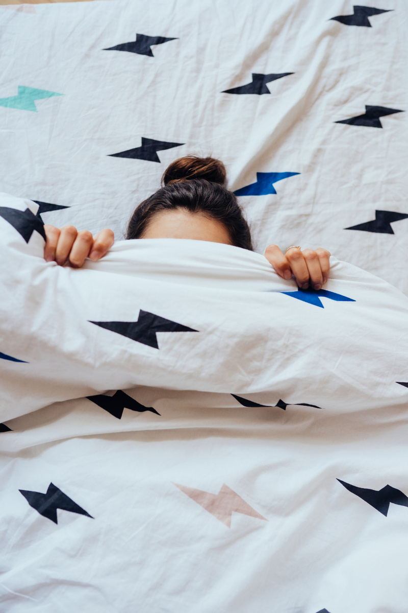 https://ru.freepik.com/free-photo/lovely-young-woman-lies-bed-covered-with-blanket_9215685.htm#fromView=search&page=1&position=16&uuid=2814eadc-1286-4210-942f-6ad8c24f23fe&query=%D1%81%D0%BE%D0%BD