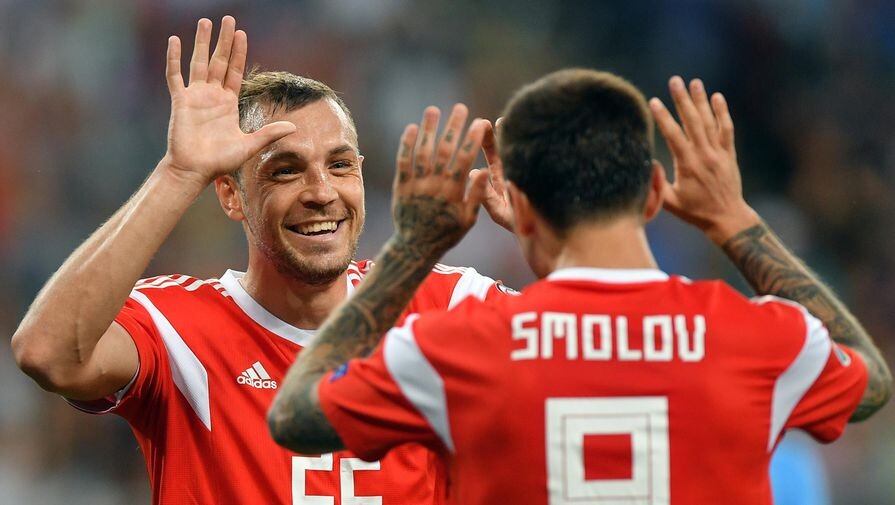 Игроки сборной России Артём Дзюба (слева) и Фёдор Смолов радуются забитому мячу в отборочном матче Чемпионата Европы по футболу 2020 между сборной России и сборной Сан-Марино на стадионе «Мордовия Арена» в Саранске / Владимир Песня/РИА Новости   📷