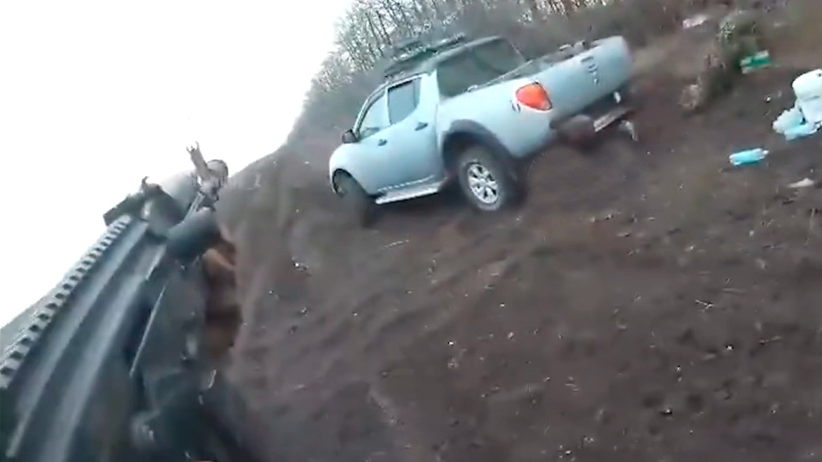 Отражение атаки FPV-дрона России солдатами 150-го отдельного разведывательного батальона Украины