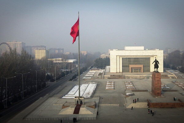 Памятник Манасу на площади Ала-Тоо в Бишкеке / Алексей Майшев/РИА Новости   📷