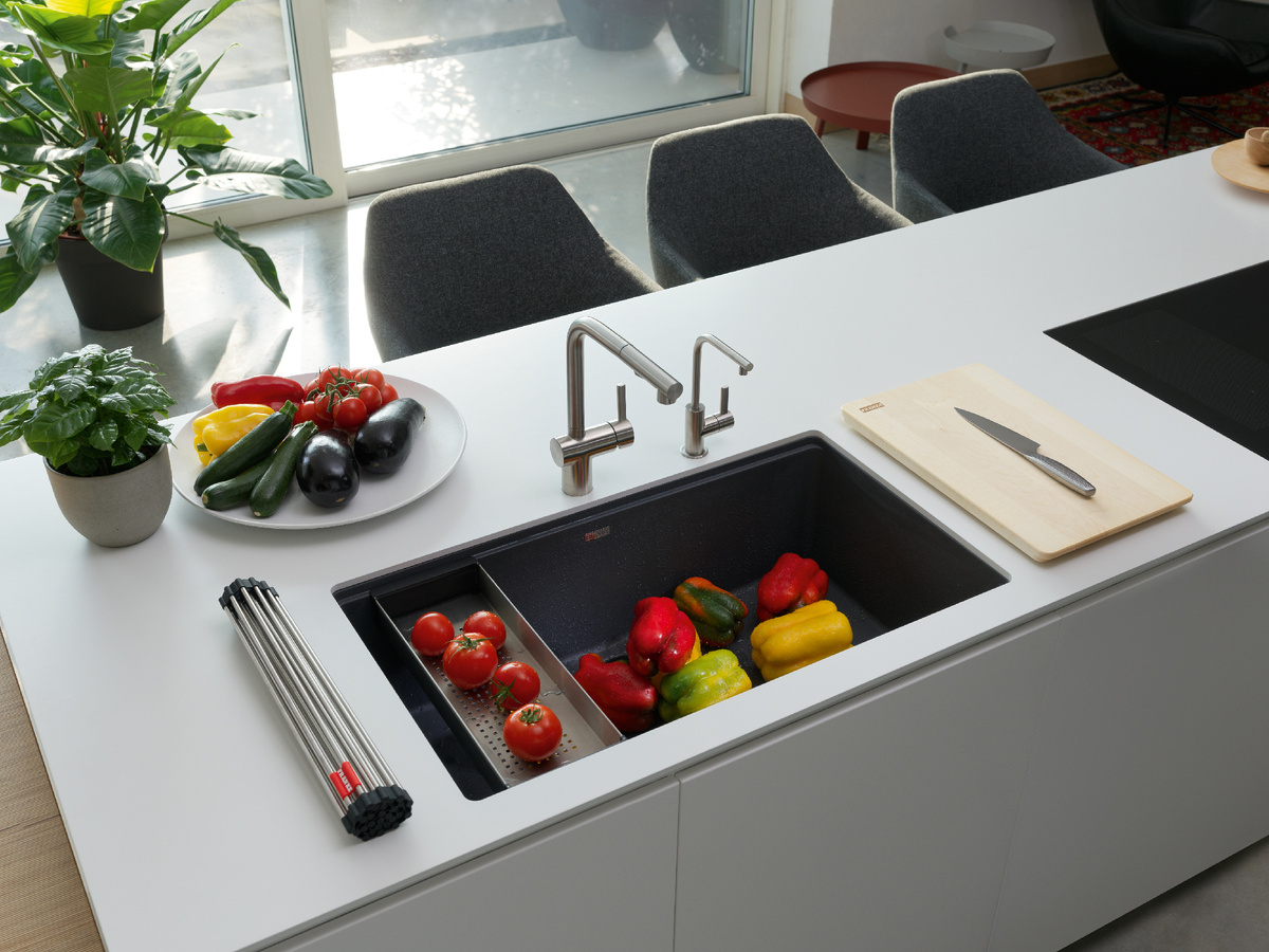 Кухонная мойка, укомплектованная колландером, доской и роллматом Franke - это полноценное рабочее место.