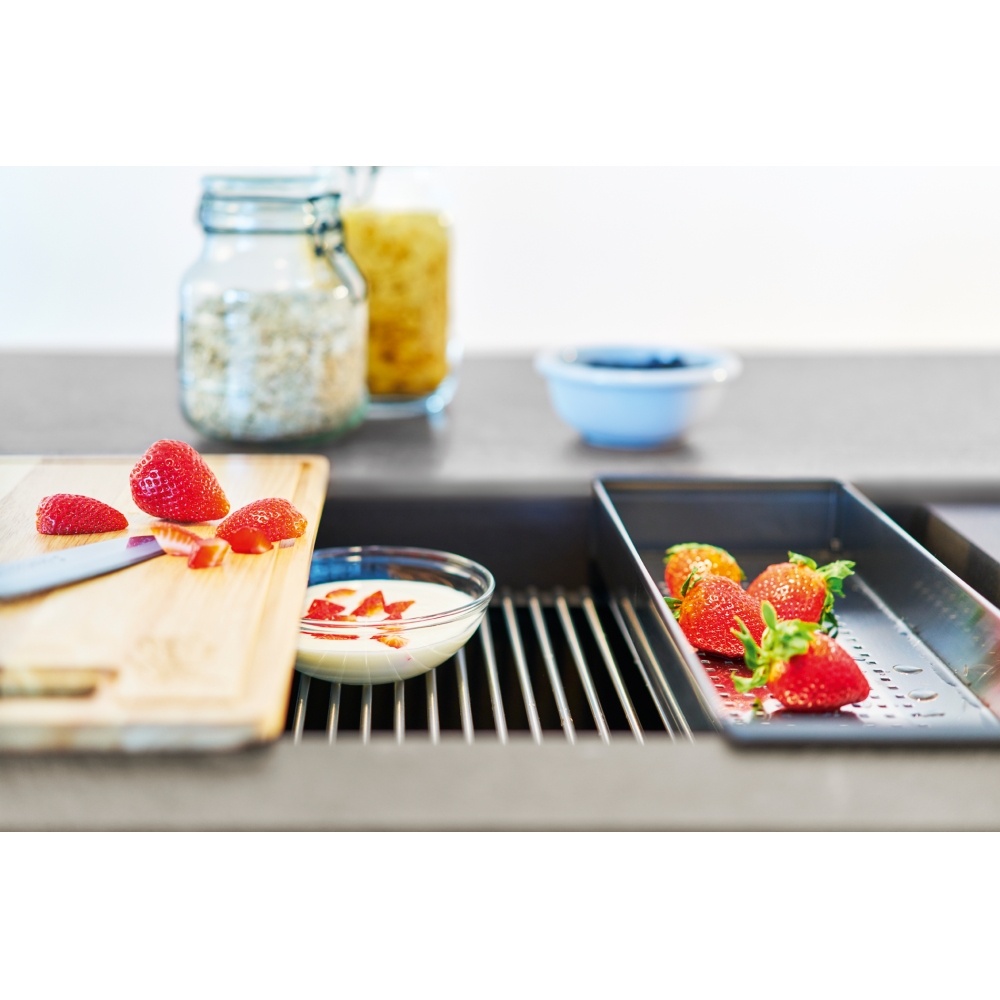 Задача аксессуаров - сделать рутинные процессы в зоне мойки плавными. Помыть клубнику в колландере, порезать на доске, положить на дополнительную полку для следующей операции.