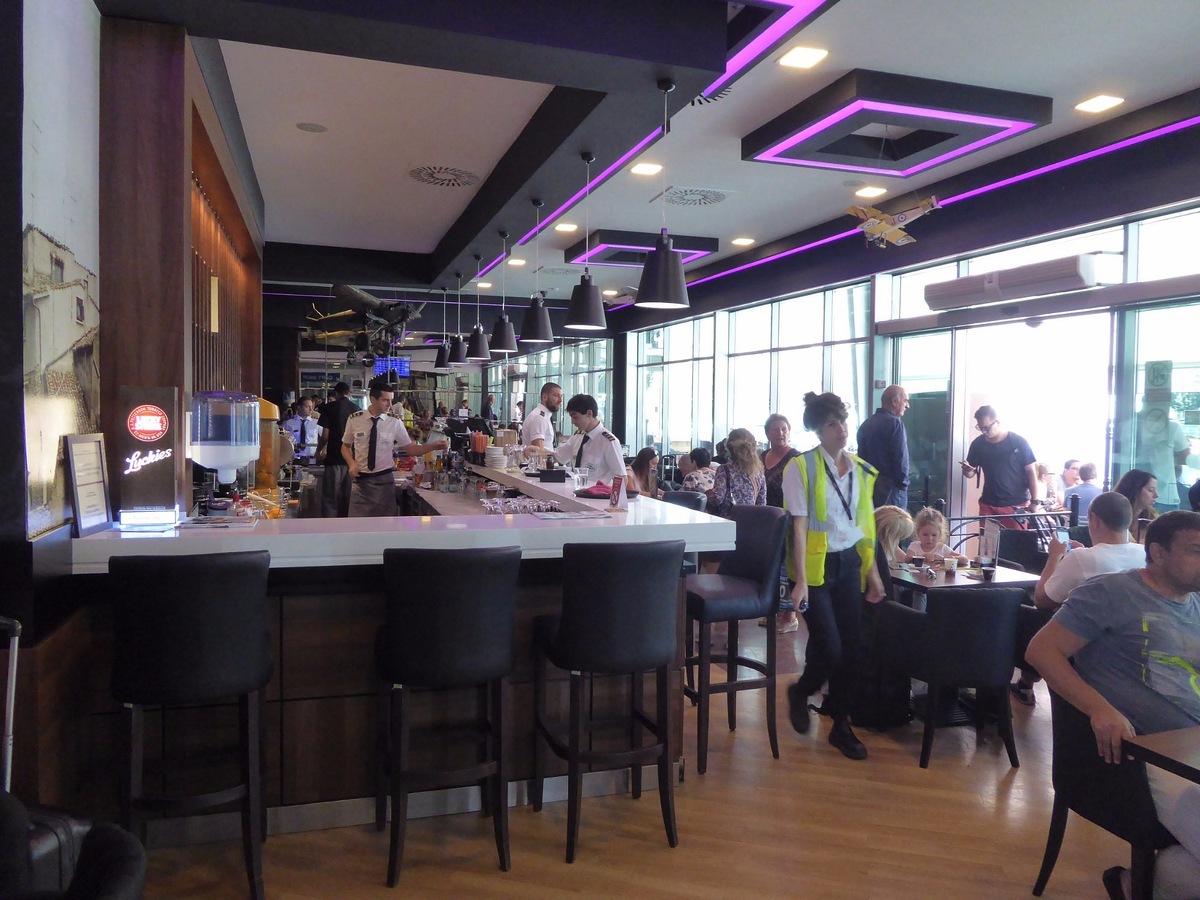 Cafe Negro в аэропорту Тивата. Фото из открытых источников.