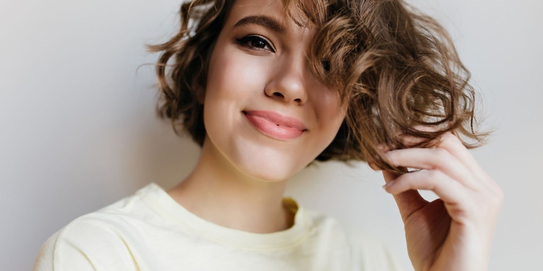 Короткая стрижка на кудрявых волосах: как сохранить форму и не превратиться в одуванчик?