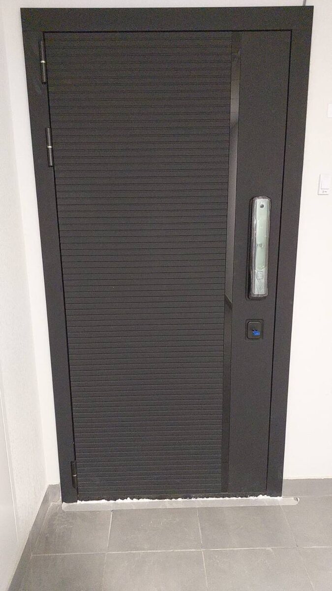 Входная черная дверь Гранит с электронным замком