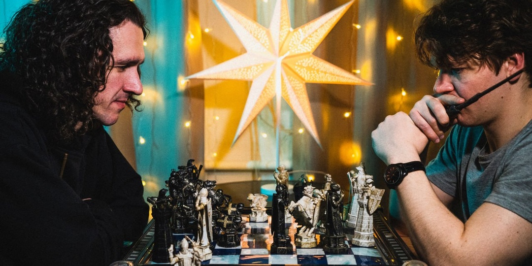 Сегодня ночью играли в волшебные шахматы с моим другом и коллегой по театру Ромой Лютиковым @romkalyutik