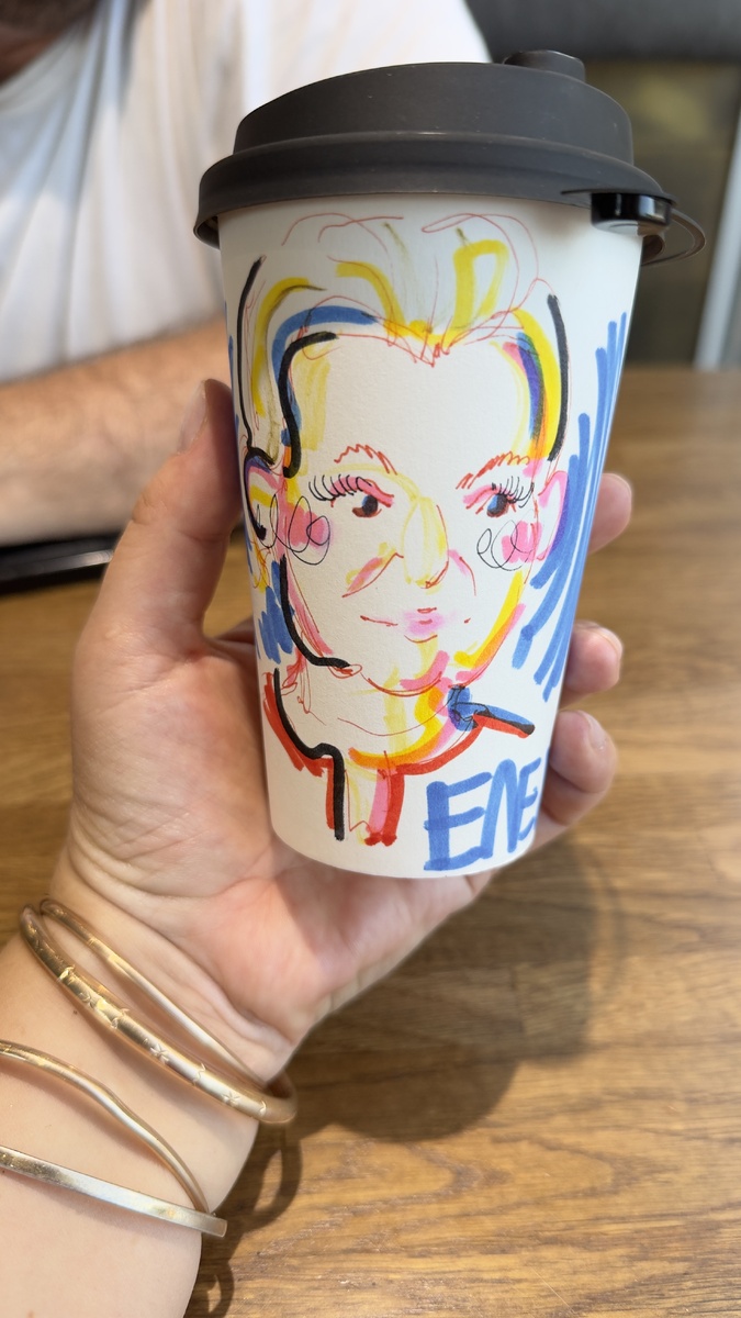 На фото я. Именно такой увидела меня девушка-художница в одной из кофейн Питера.